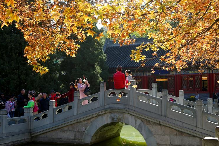 حديقة شيانغشان ذات المناظر الخلابة في بكين تجذب الزوار للاستمتاع بمناظرها الطبيعية