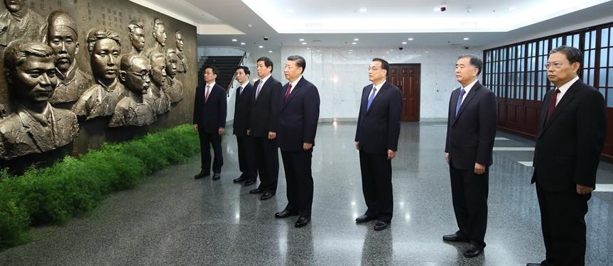 قادة الحزب الشيوعي الصيني المنتخبون حديثا يزورون موقعا ثوريا تاريخيا