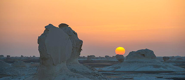 مقالة خاصة: الصحراء البيضاء والسوداء.. طبيعة خلابة وظواهر جغرافية فريدة في مصر
