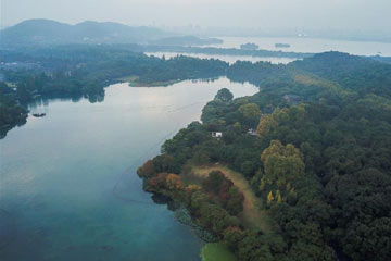 الخريف في نهر شيهو بمدينة هانغتشو