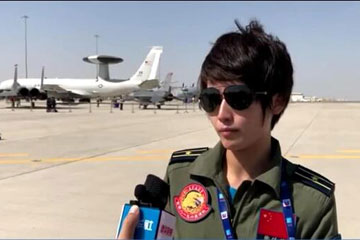 أول قائدة صينية للطائرة "جيه-10" تظهر في عرض جوي بالشرق الأوسط