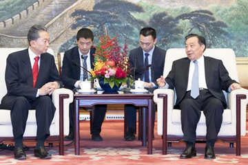 مسئول بارز بالحزب الشيوعى الصينى يجتمع مع رئيس وزراء يابانى سابق