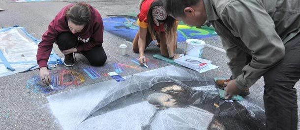 أكثر من 200 فنان من أنحاء العالم يرسمون لوحات في شوارع مدينة هيوستن