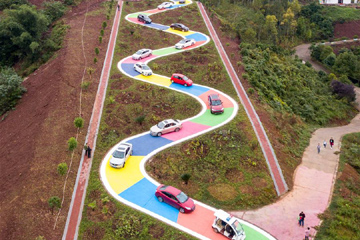 طريق ملونة وملتوية تجذب السائحين بالصين