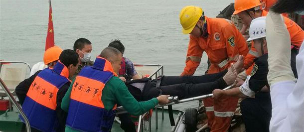 إنقاذ 7 أشخاص واستمرار محاصرة 5 أشخاص  فى سفينة غارقة فى جنوب الصين