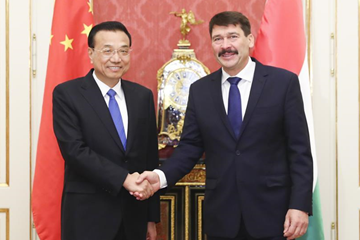 رئيس مجلس الدولة الصيني يتعهد بتعزيز العلاقات مع المجر