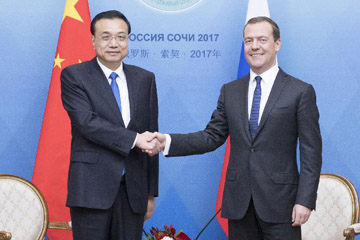 رئيس مجلس الدولة الصيني يتعهد بالارتقاء بالتعاون العملي مع روسيا
