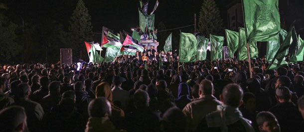 تقرير إخباري: الفلسطينيون يتظاهرون في الضقة الغربية وغزة احتجاجا على اعتراف ترامب بالقدس عاصمة لإسرائيل