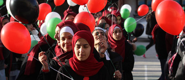 طالبات فلسطينيات يتظاهرن في نابلس ضد قرار الرئيس الأمريكي بشأن القدس