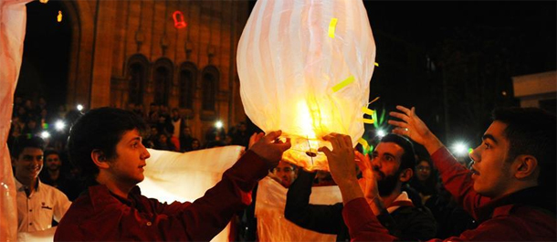 تحقيق إخباري : مسيحيو حلب يعلقون أمنياتهم على مناطيد هوائية احتفالا بعيد الميلاد