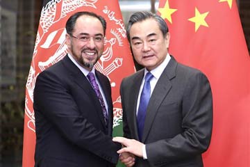 وزيرا الخارجية الصيني والأفغاني يحثان على تعاون أوثق
