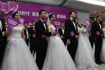 الزفاف الجماعي في محطة السكك الحديدية في مدينة ووهان بمقاطعة هوبي