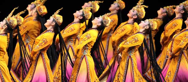 عرض رقصات منوعة على المسرح الوطني الصيني
