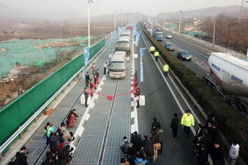 ( مقالة خاصة ) : تسليط الضوء على طريق سريع كهروضوئي في شرقي الصين