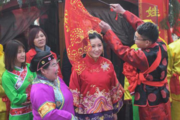 حفل الزفاف على المياه في قرية صيد ساندو بمقاطعة تشجيانغ بحلول السنة الجديدة