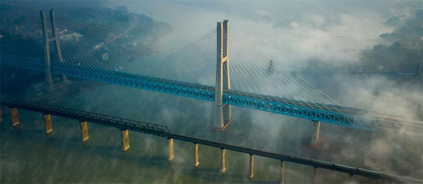 إنجاز أول جسر معلق من طابقين و6 خطوط في العالم في بلدية تشونغتشينغ