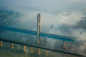 إنجاز أول جسر معلق من طابقين و6 خطوط في العالم في بلدية تشونغتشينغ