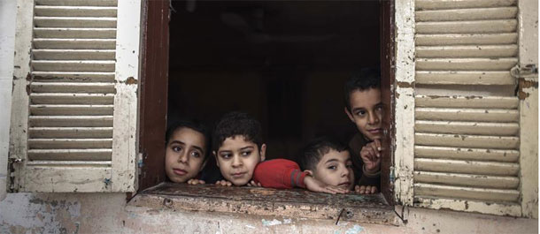 عائلات فلسطينية تعيش في منازل فقيرة داخل المخيمات في قطاع غزة