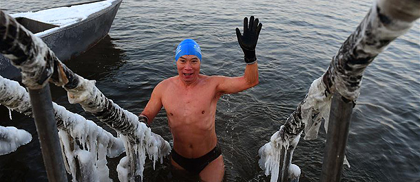 السباحة الشتوية وسط درجات حرارة متدنية في شمال شرقي الصين