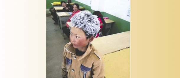 صورة تلميذ يغطي شعره الصقيع والجليد تثير تعاطف متصفحي الإنترنت