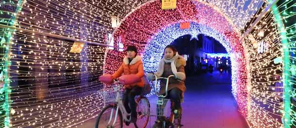 تزيين الشوارع بمصابيح ملونة في شرقي الصين