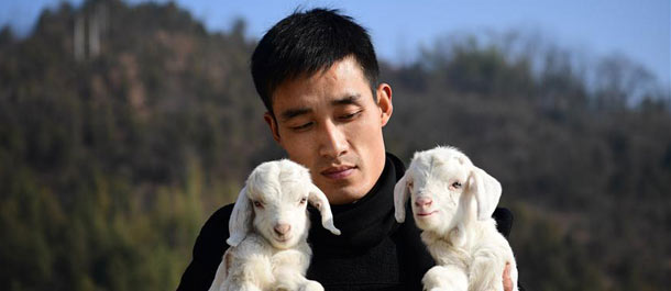 شاب صيني يساعد فلاحين في قريته على زيادة الدخول