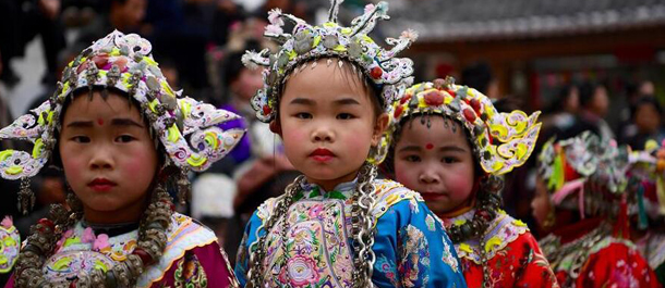 قبعات التقليدية لأطفال قومية دونغ