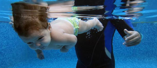 تحقيق إخباري: ترحيب حار بمركز لتعليم الأطفال الرضع السباحة في مصر