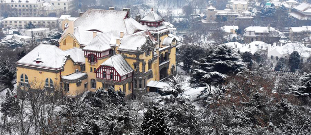 تساقط الثلوج في مدينة تشينغداو الساحلية بشرقي الصين