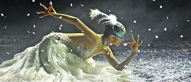 عرض مسرحية راقصة في مدينة شمالي الصين