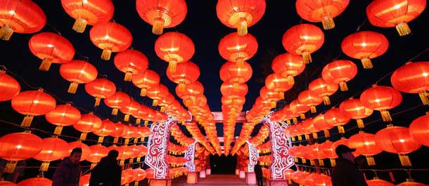 مهرجان مصابيح ملونة للاحتفال بعيد الربيع المقبل في شمال غربي الصين
