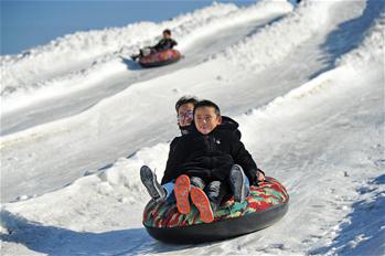 الاستمتاع بالألعاب الثلجية في شمالي الصين
