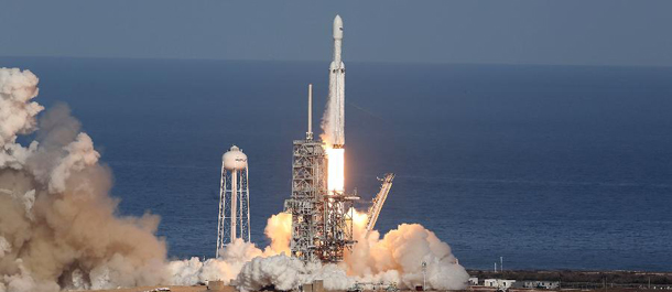 مقالة خاصة: "سبيس إكس" تطلق أقوى صاروخ في العالم حاملا على متنه سيارة تسلا رودستار إلى المريخ