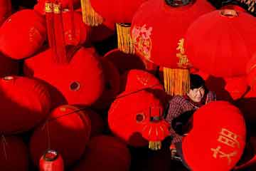 صناعة الفوانيس الحمراء لاستقبال عيد الربيع بمقاطعة خنان بوسط الصين
