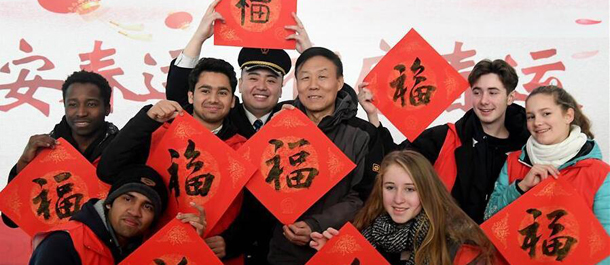 متطوعون أجانب في محطة السكة الحديدية الصينية