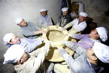 صنع الطعام التقليدي الصيني بحلول عيد الربيع