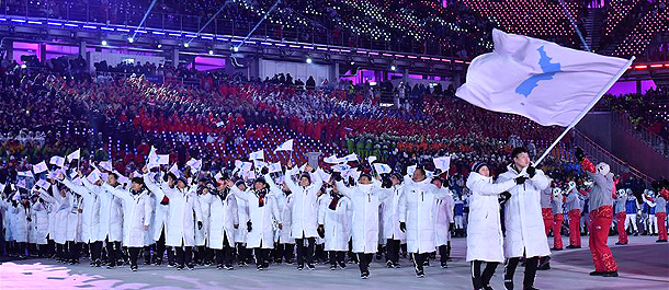 رياضيو كوريا الجنوبية وكوريا الديمقراطية يسيرون سويا فى افتتاح الأولمبياد الشتوية