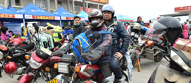 عودة أشخاص إلى مسقط رأسهم على متن الدراجات النارية في جنوبي الصين