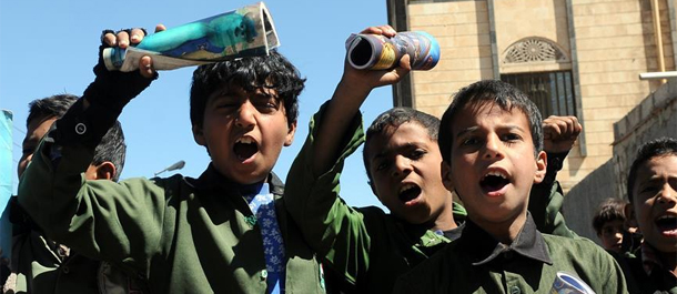 الصورة: أطفال يتظاهرون أمام مقر الأمم المتحدة بصنعاء