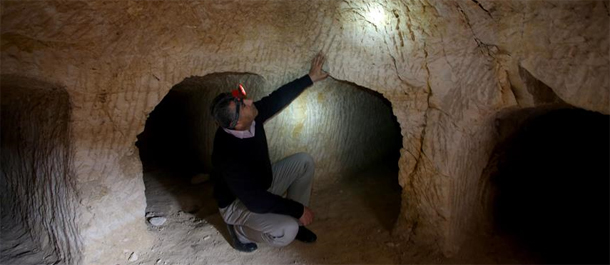 اكتشاف مقبرة تاريخية في مدينة نابلس بالضفة الغربية