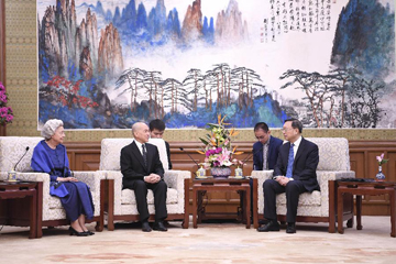 عضو مجلس الدولة يانغ جيه تشي يجتمع مع ملك كمبوديا