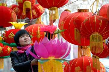 ازدهار أسواق الفوانيس في مدينة شيآن بحلول مهرجان الفوانيس الصيني