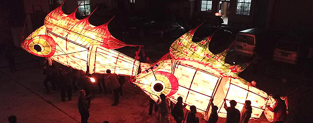 حفلة فوانيس على شكل "أسماك" للاحتفال بعيد الفانوس