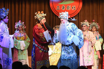 الممثلون يعرضون أوبرا بكين في بعض القرى بمقاطعة شاندونغ
