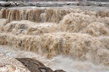 حجم المياه يزداد في شلال هوكو على النهر الاصفر