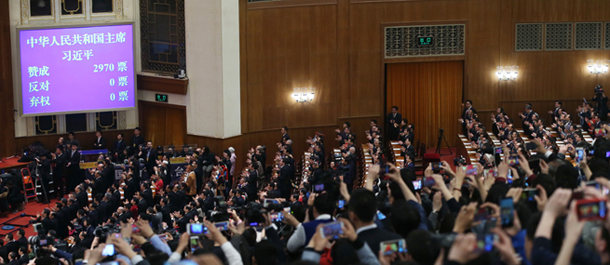 انتخاب شي جين بينغ رئيسا لجمهورية الصين الشعبية ورئيسا للجنة العسكرية المركزية 
للبلاد