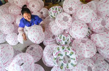 صنع الفوانيس الفنية اليدوية يساعد النساء في القرية في مقاطعة هوبي على زيادة الدخل