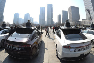 بعد شانغهاي وتشونغتشينغ... بكين تبدأ تجربة سيارات دون سائق على طرقها
