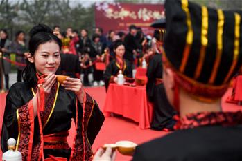 حفلة الزفاف الجماعية بأسلوب "هان" الصيني تقام في مقاطعة أنهوي