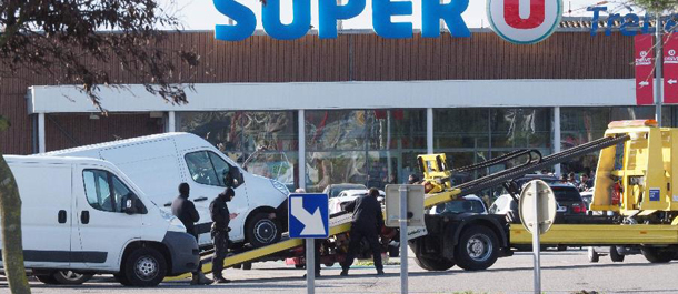 تقرير: إطلاق نار على اثنين على الأقل في حادث احتجاز الرهائن في متجر بجنوب فرنسا
